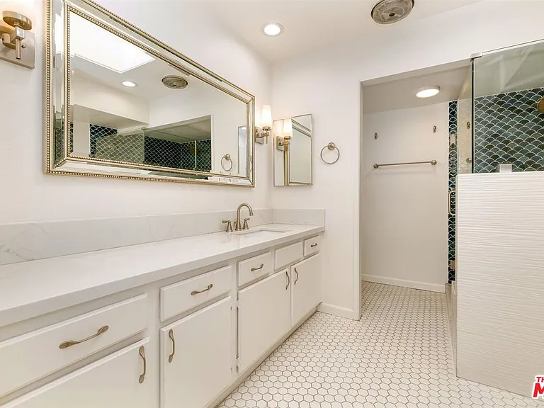 18100 Burbank Blvd #19 — Photo 14