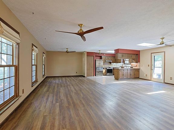 4th image of 8822 Valley Circle Dr