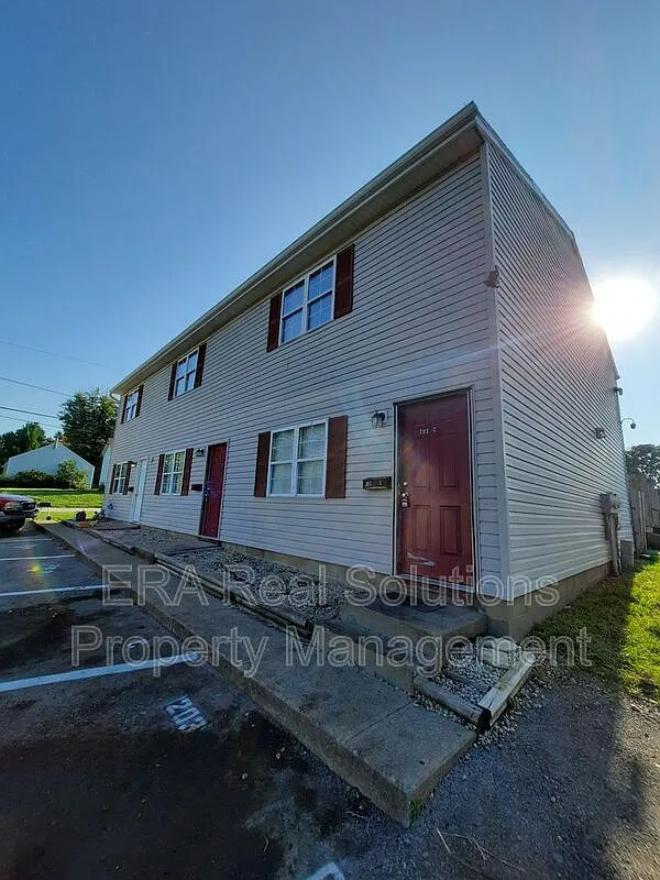 2 bed, 1.5 bath, 3264 sqft, $885 — Photo 1