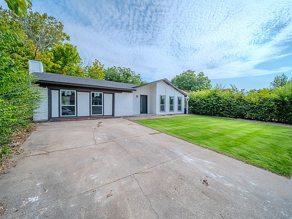 3rd image of 821 Lexington Dr