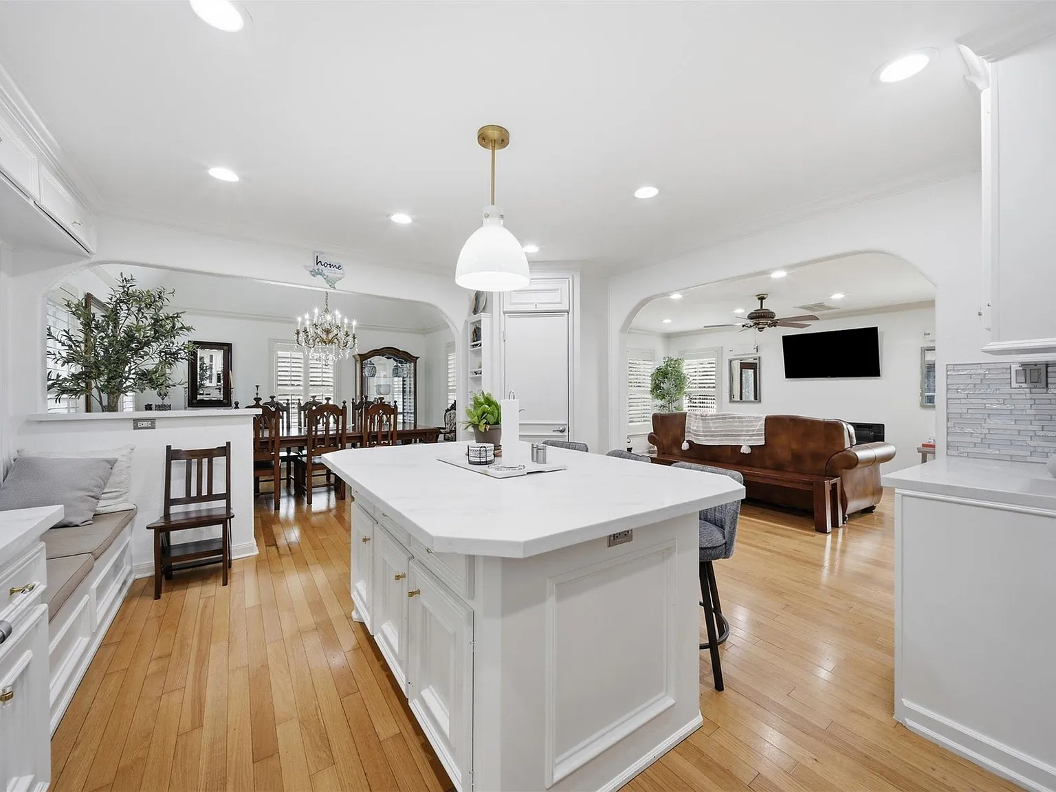 3 bed, 3.5 bath, 2030 sqft, $5,900 — Photo 3