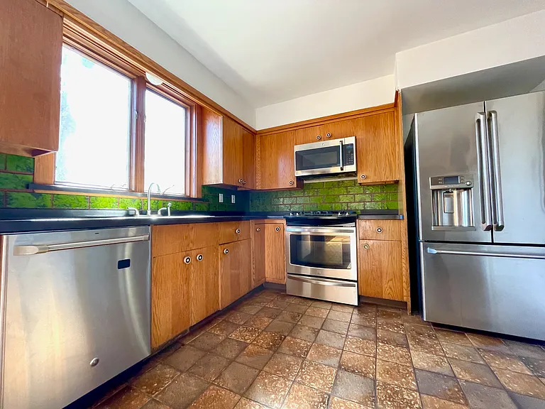2730 Edgehill Ave — Photo 10