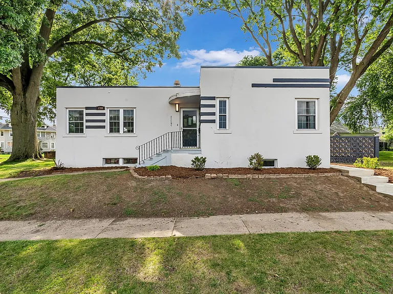 1708 Woodland Ave — Photo 2