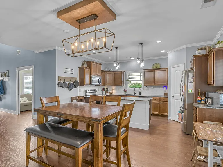 324 Frontier Cir — Photo 5