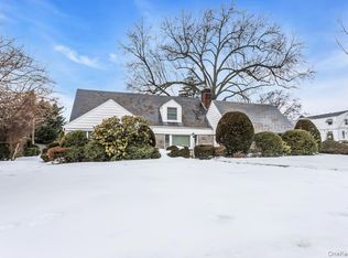 409 Titus Way, Williston Park, NY 11596