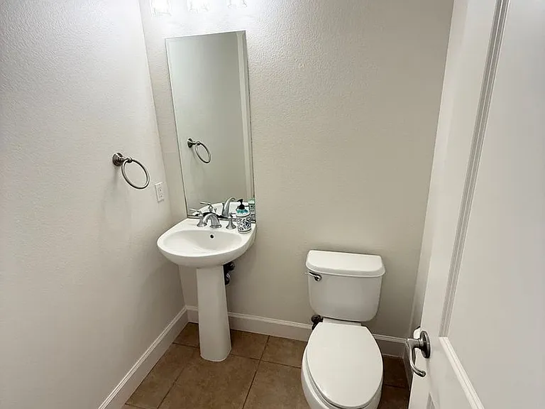 2327 Capistrello St — Photo 16