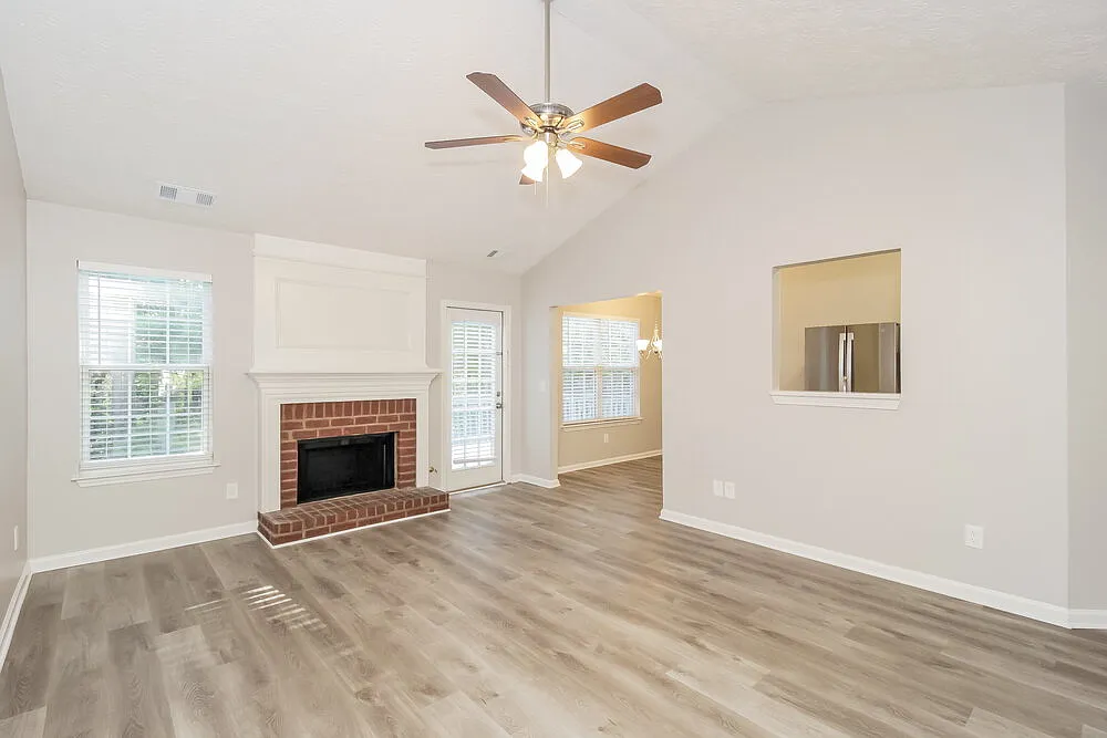 4 bed, 3.0 bath, 1998 sqft, $2,435 — Photo 4