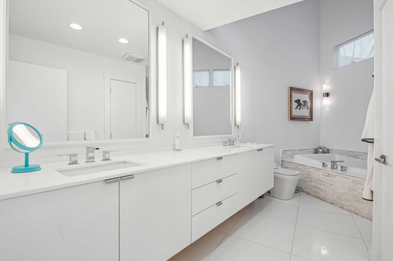 en suite with double sinks and tub