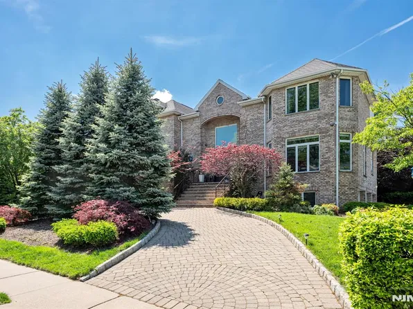 1115 Arcadian Way, Fort Lee, NJ 07024
