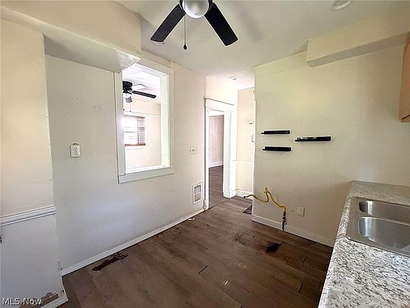 4th image of 660 E 126th St