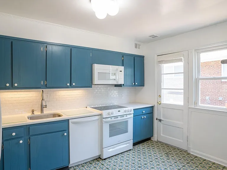 E Parkhill Dr — Photo 4