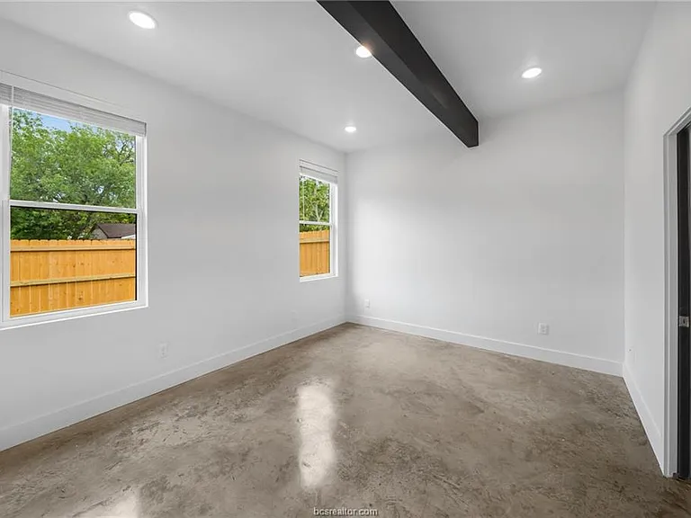 214 Lynn Dr — Photo 22