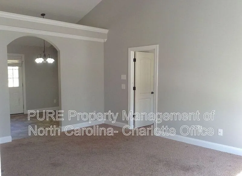 3 bed, 2.0 bath, 1096 sqft, $1,599 — Photo 2