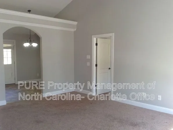 3181 Ridgeback Dr, Winston Salem, NC 27107