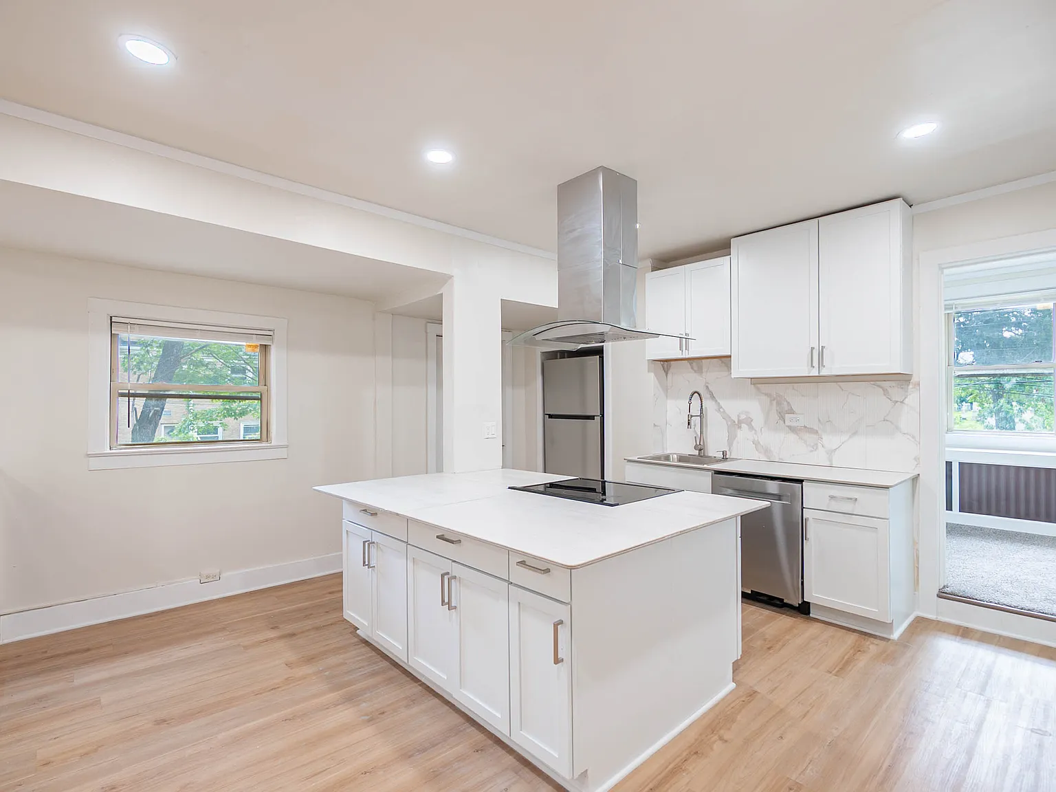 3 bed, 1100 sqft, $2,450 — Photo 2