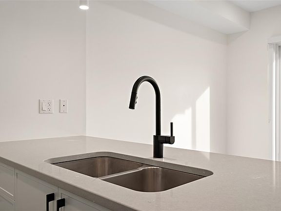 4th image of 1102 Esquimalt Rd #412