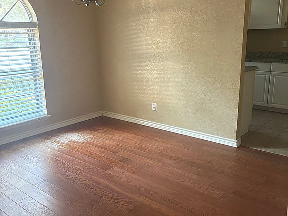 Dining room, leads to kitchen