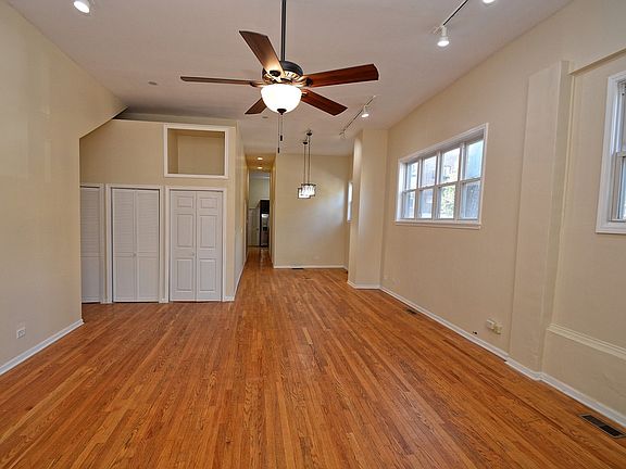 3rd image of 1847 W Melrose St APT 1