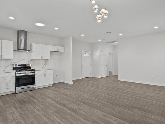 4th image of 558 Palm Dr