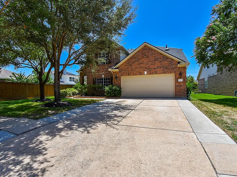 16915 Locust Springs Dr — Photo 2
