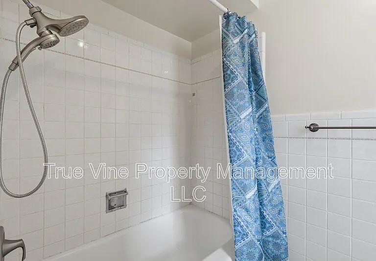 2423 W Gramercy Pl — Photo 32