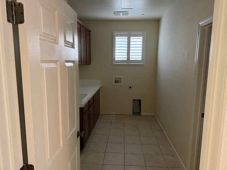 1427 Wyndham Ln — Photo 6