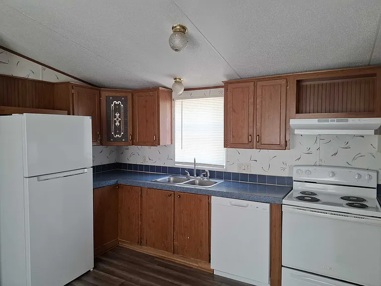 1010 E Crest Dr — Photo 4