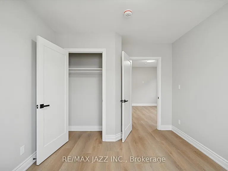 251 Simcoe St S #204 — Photo 14