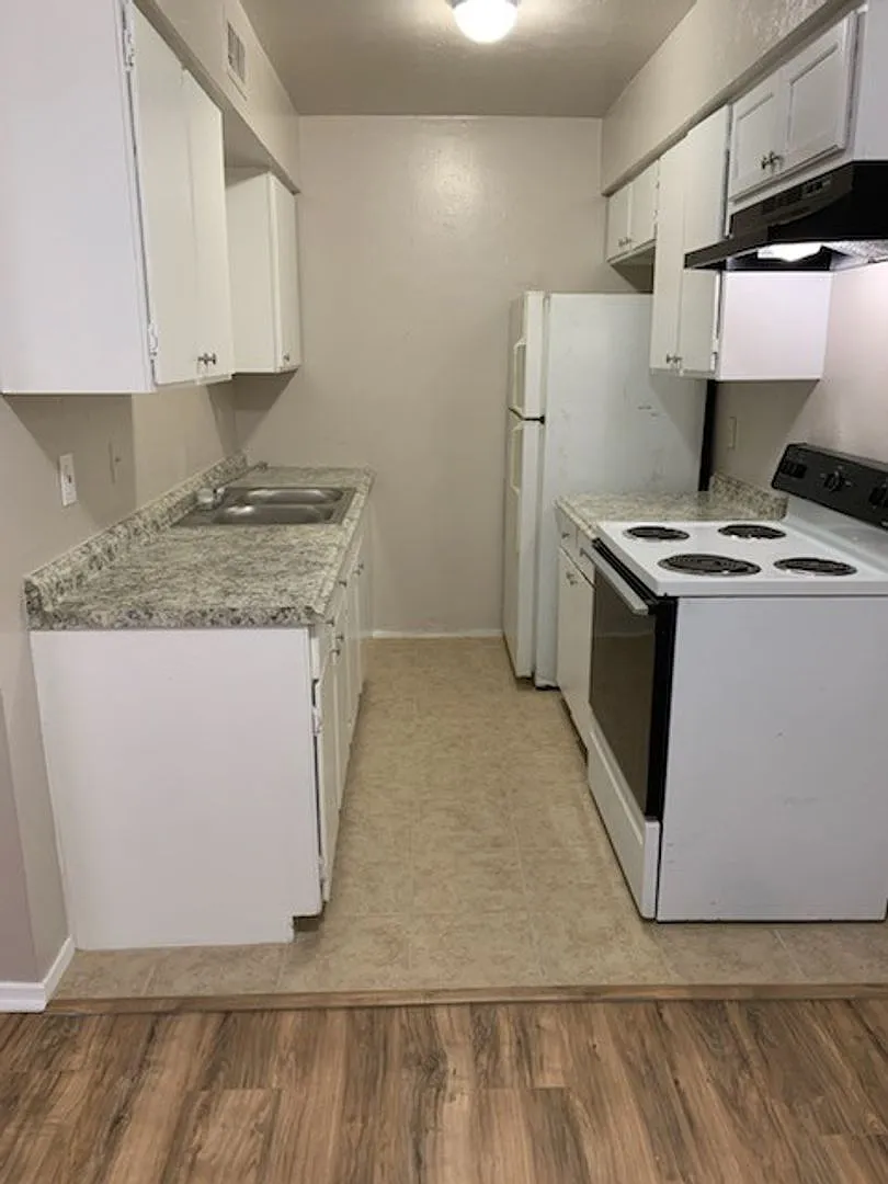 *Hud Accepted* 2/1 Downstairs Fourplex With Water Included — Photo 3