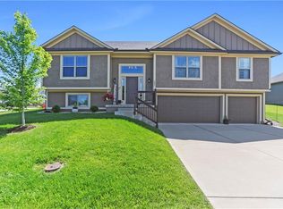 1001 SW Redbud Cir, Oak Grove, MO 64075