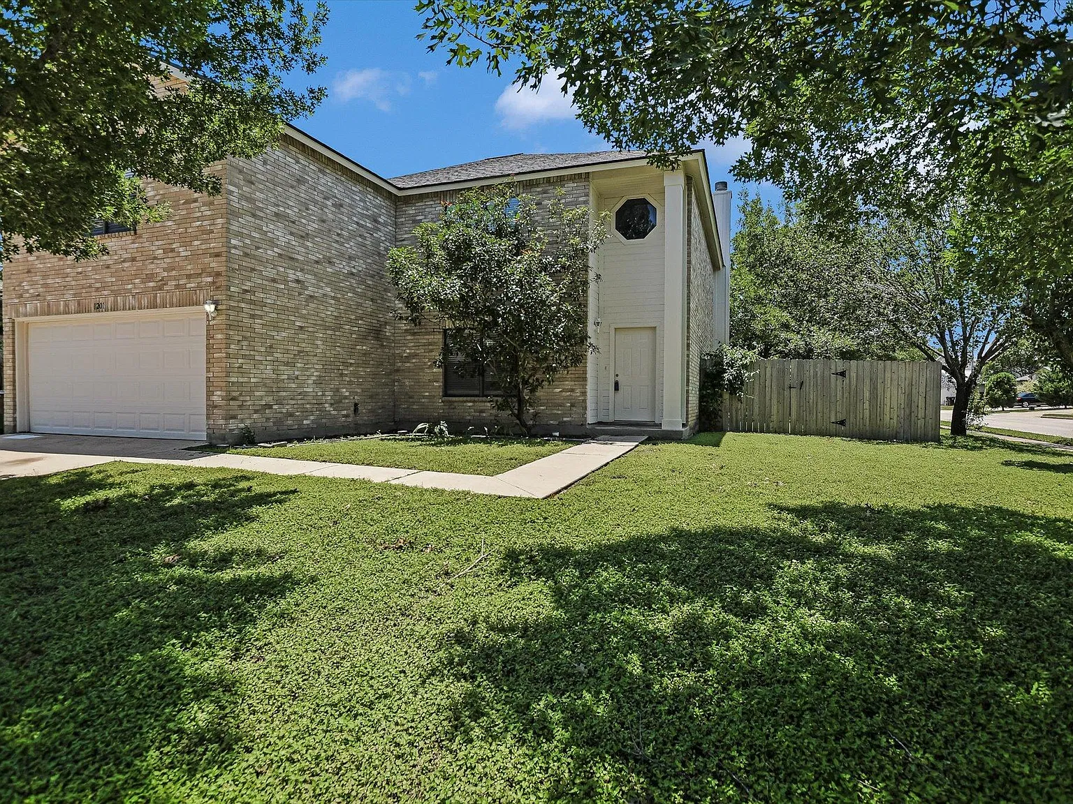 5 bed, 2.0 bath, 3084 sqft, $2,075 — Photo 2