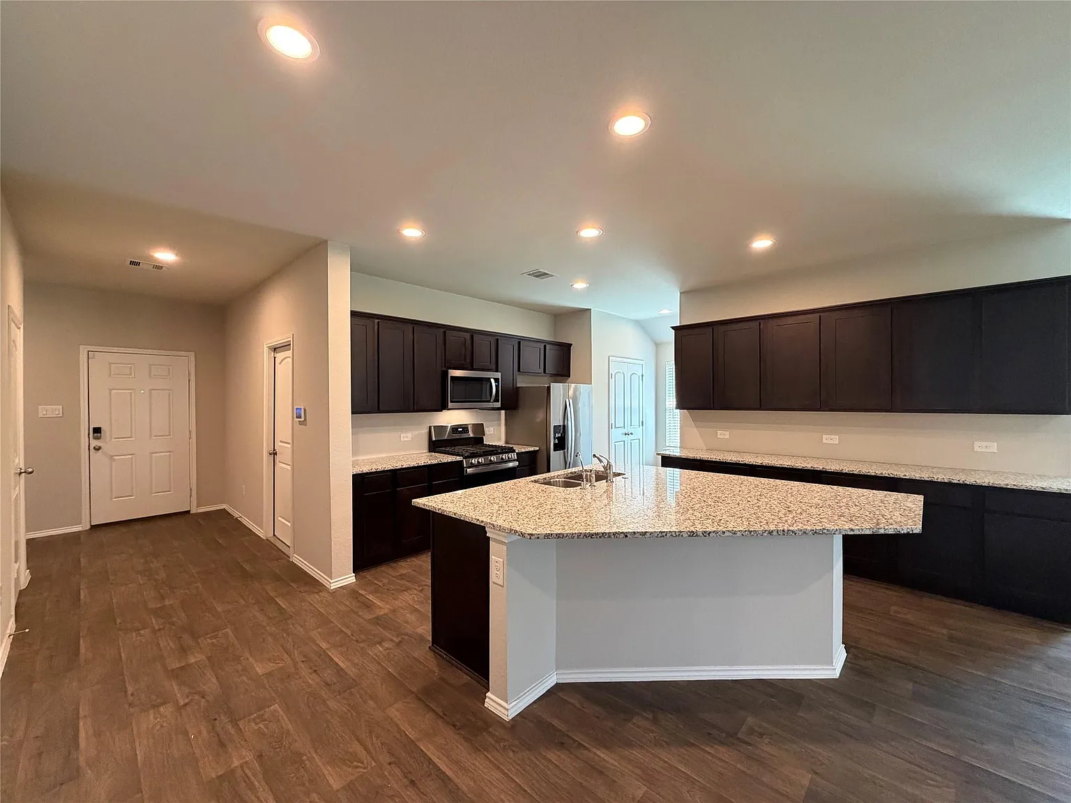4 bed, 2.0 bath, 2067 sqft, $2,495 — Photo 2
