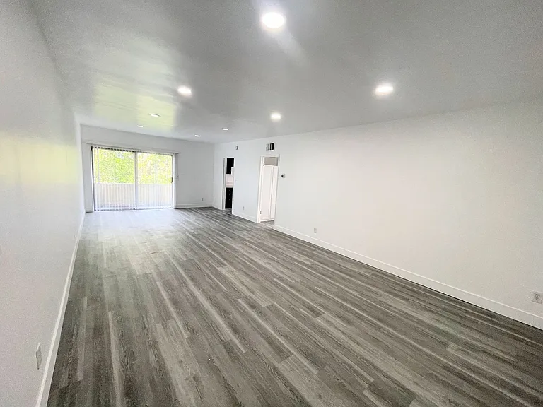 5035 Coldwater Canyon Garden — Photo 2