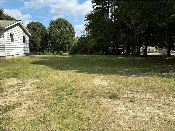 4th image of 109-111 Pinetree Dr