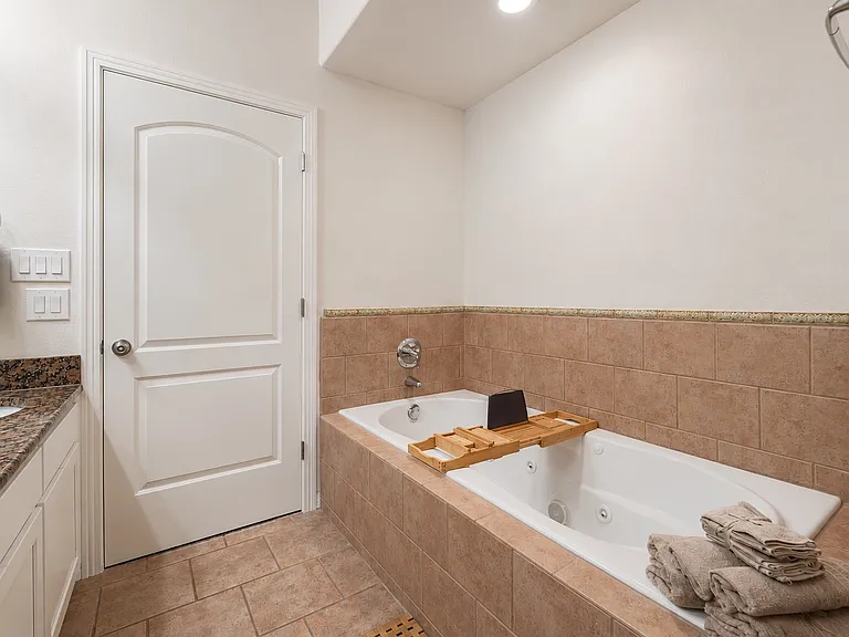 1115 Kinney Ave #19 — Photo 20