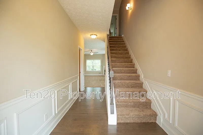 3 bed, 2.5 bath, 1979 sqft, $1,950 — Photo 2