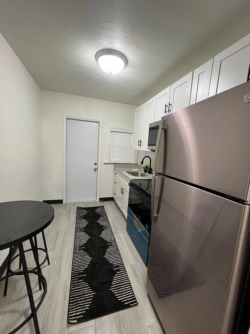 140 NW 13th st = Property — Photo 4