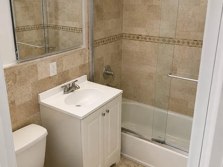 225 E 10th St #2G — Photo 6