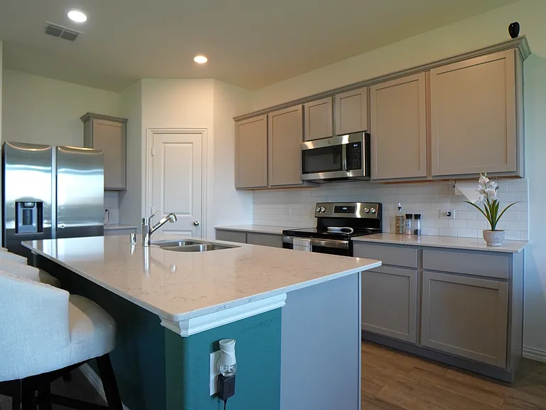 725 Alden Dr — Photo 10