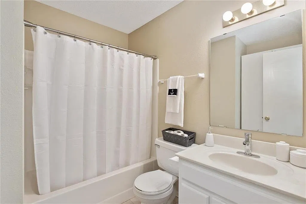 3 bed, 2.5 bath, 1268 sqft, $1,900 — Photo 2