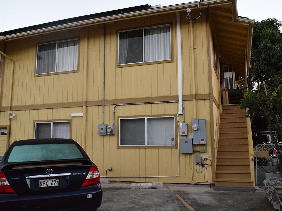 Bottom unit with one or two designated parking stalls