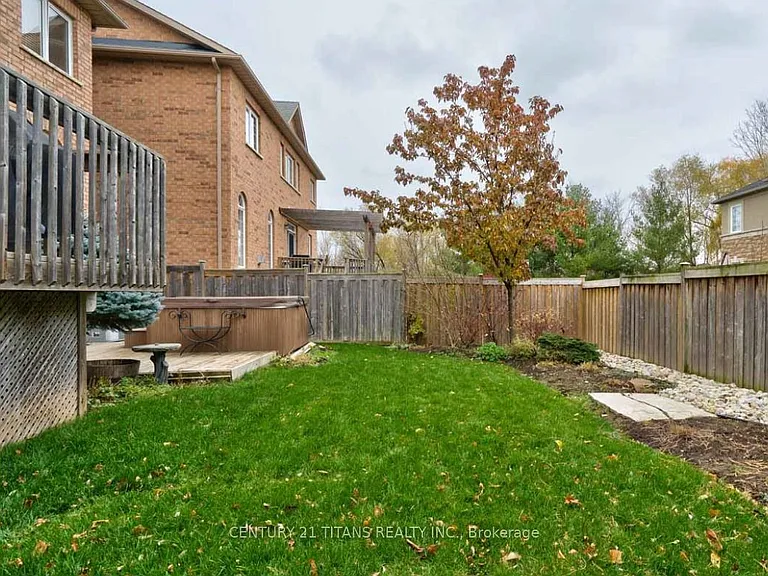 170 Tawny Cres — Photo 2