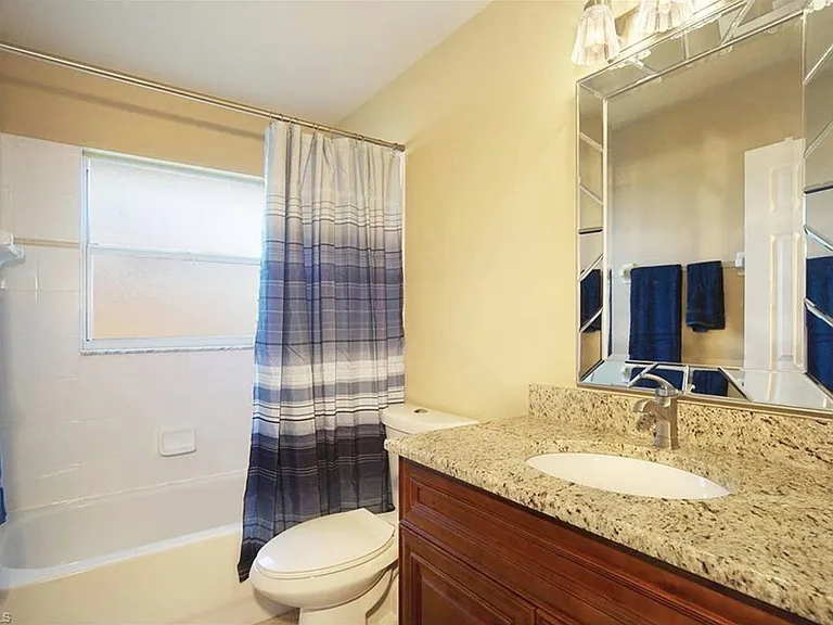 703 SW Santa Barbara Pl — Photo 11