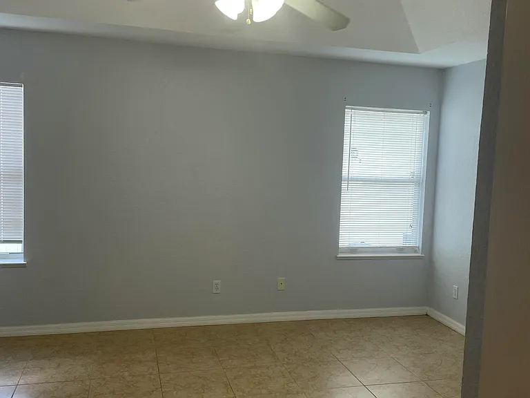 435 SW Lakota Ave — Photo 4