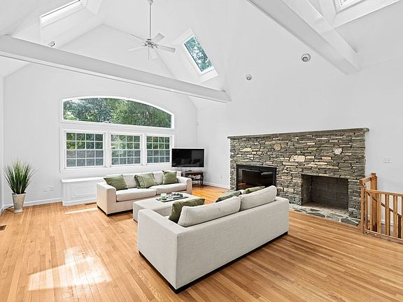 3rd image of 105 East St