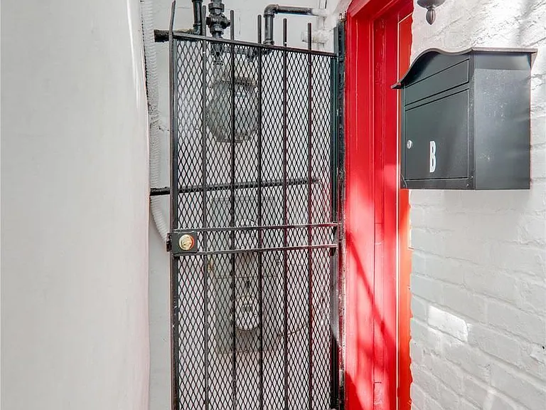 202 F St NE #B — Photo 4