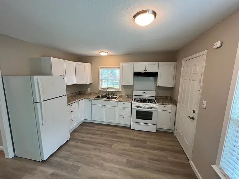 2546 Searcy Dr — Photo 5