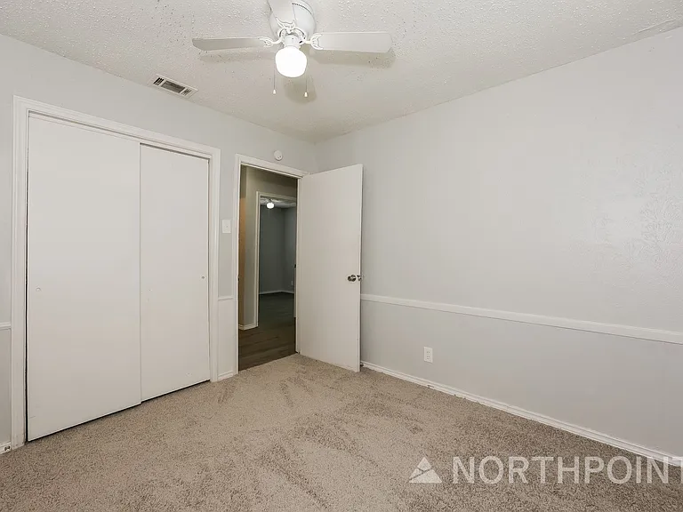 1238 Narcissus Ln — Photo 12