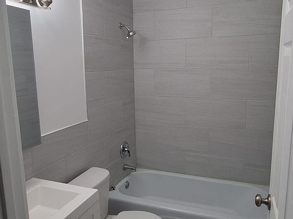 5th image of 3825 N Pine Grove Ave #401-4