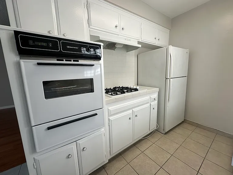 1023 N Laurel Ave — Photo 6